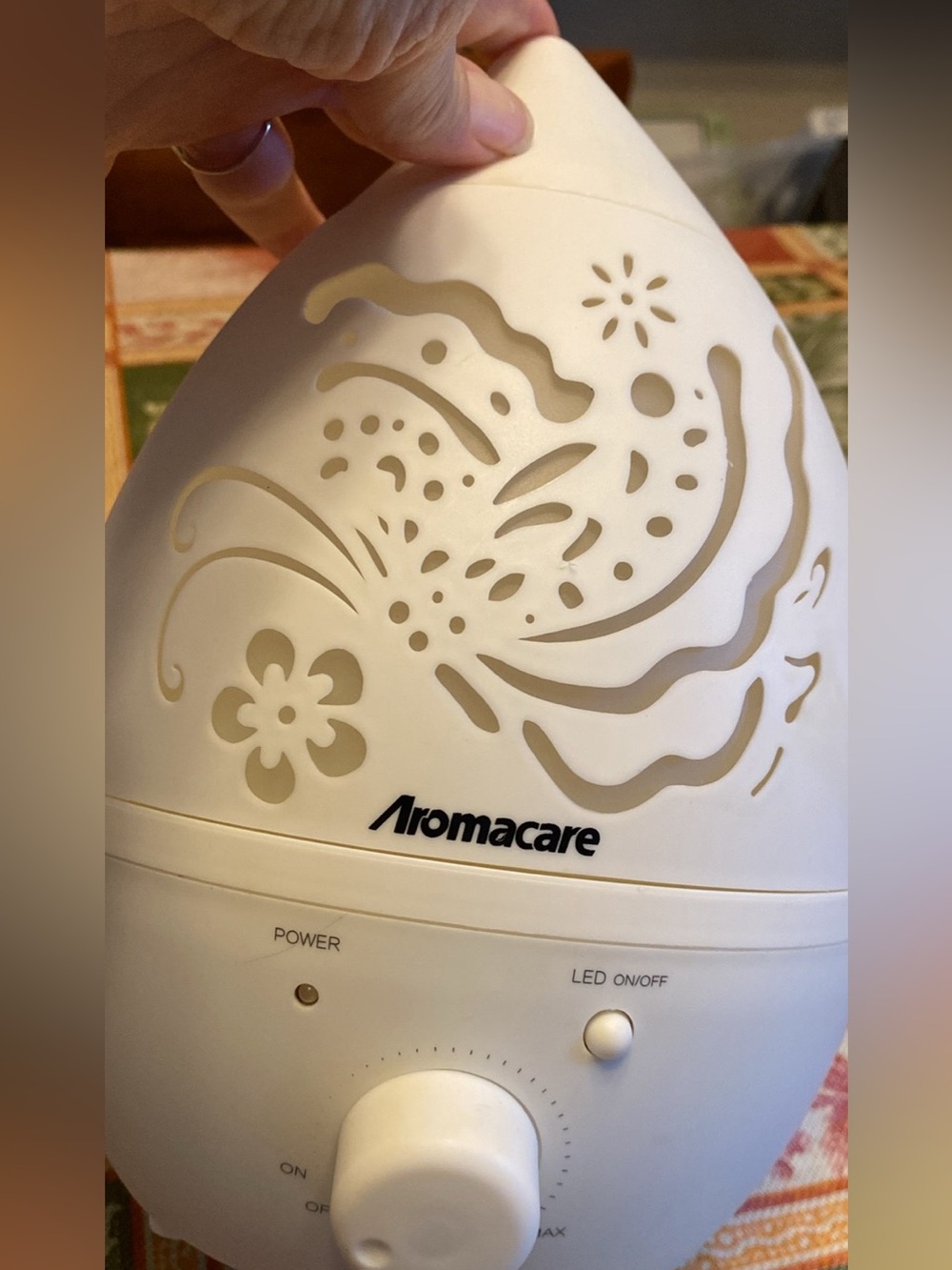 White Aromacare Humidifier/Diffuser with LED light - Picture 2 of 10